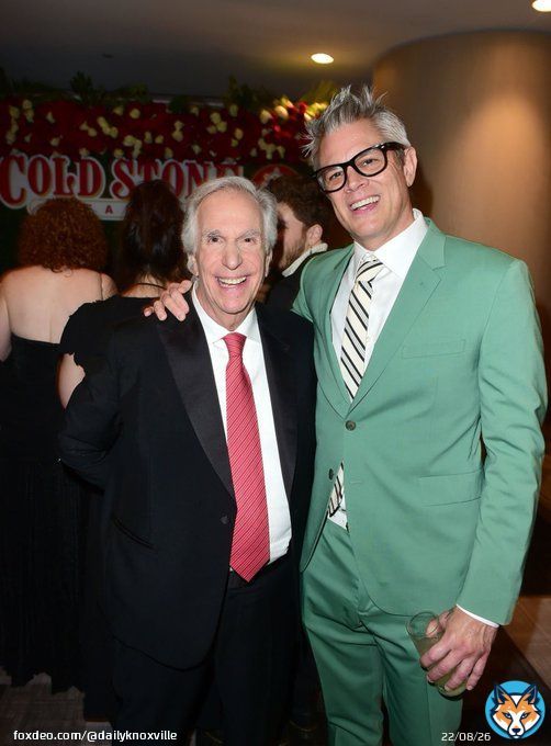 Johnny Knoxville with Henry Winkler, Krista Marie Yu, Paul Reiser and Judy Greer at the Cold Stone Creamery at the Critics Choice Awards 2023.