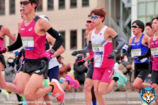 【#大阪マラソン】淀屋橋付近 富士通 飯田貴之さん 序盤は集団の中でしっかりと！２回目マラソン、前方で笑顔で帰ってこられますように！ （ピント甘すぎてすみません！）