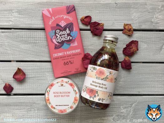 Our Pamper Sets make perfect #ecogifts for #mothersday  With luxurious natural skincare & indulgent organic chocolate, they&rsquo;re all #plasticfree & #vegan  Choose your fave combo at our eco beauty store  #EarlyBiz #giftsformum #veganchocolate #pamper