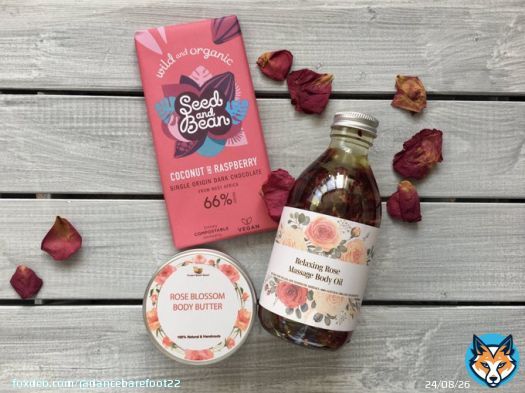 Our Pamper Sets make perfect #ecogifts for #mothersday  With luxurious natural skincare & indulgent organic chocolate, they&rsquo;re all #plasticfree & #vegan  Choose your fave combo at our eco beauty store  #EarlyBiz #giftsformum #veganchocolate #pamper