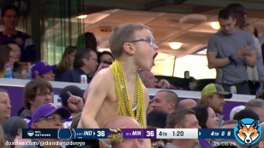 This kid gonna see boobs if the Vikings win. #Vikes #KirkCousins #Colts