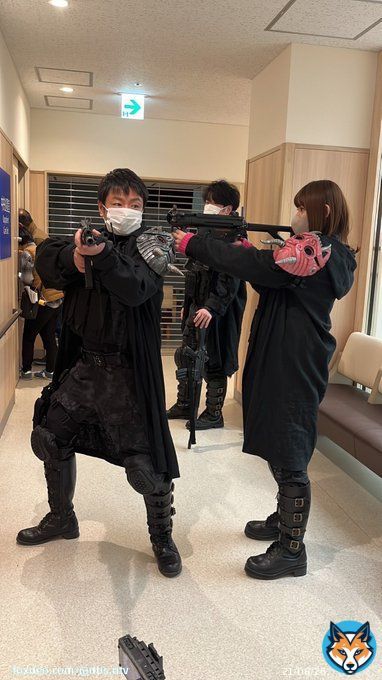 9話の撮影の合間、 灰鬼パパを狙う桃鬼ありさちゃん 目撃者は橙鬼さん？  #待機中のひとコマ #オフショット #水橋研二 #浅川梨奈 #森田甘路  #大病院占拠 TVer   次回、最終回3/18(土)夜10:00