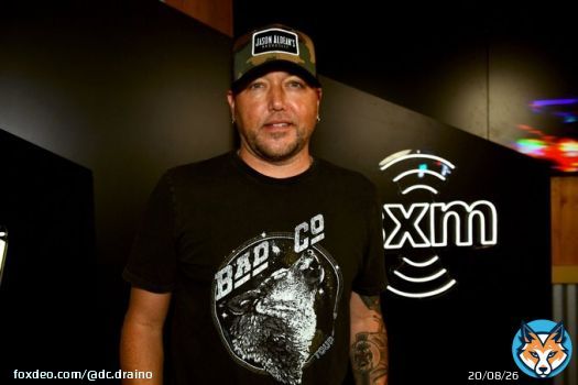CMT is censoring Jason Aldean&rsquo;s new music video &ldquo;Try that in a Small Town&rdquo;  Most mainstream artists promote drugs, gangs, violence, and sleeping around  Jason says &ldquo;hey let&rsquo;s not rob old ladies and burn down cities&rdquo; and CMT bans his video  Screw @CMT
