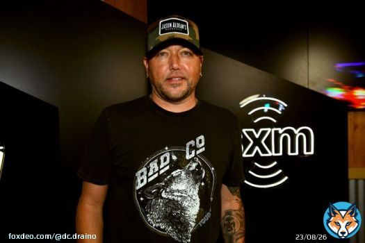 CMT is censoring Jason Aldean&rsquo;s new music video &ldquo;Try that in a Small Town&rdquo;  Most mainstream artists promote drugs, gangs, violence, and sleeping around  Jason says &ldquo;hey let&rsquo;s not rob old ladies and burn down cities&rdquo; and CMT bans his video  Screw @CMT