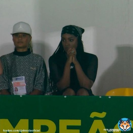 Simplesmente a cantora Iza na arquibancada &agrave;s 23h de uma quarta-feira vendo o Mirassol perder do Palmeiras pra assistir o Yuri Lima