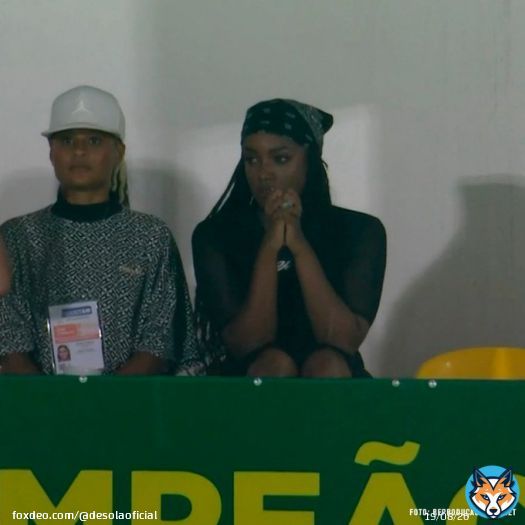 Simplesmente a cantora Iza na arquibancada &agrave;s 23h de uma quarta-feira vendo o Mirassol perder do Palmeiras pra assistir o Yuri Lima