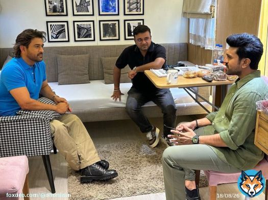 Another pic from today's meeting   @MSDhoni  @AlwaysRamCharan   #MSDhoni #Ramcharan #WhistlePodu
