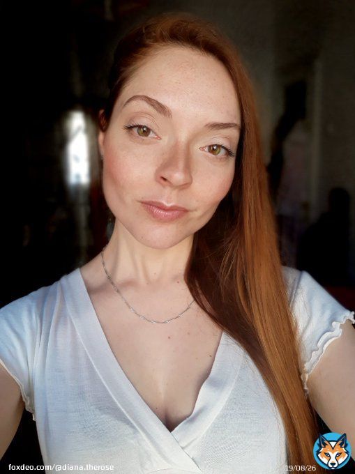 #selfie #balletcore #naturalhair #naturalredhead #naturalginger #elegantwoman #cute #prettywoman #pretty #portuguesewoman #europeanwoman #redheadwoman #gingerwoman #redheadgirl #gingergirl #dianarosa #perfectskin #naturalbeauty #cheekbones #hazeleyes