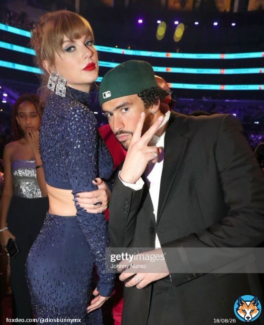 Bad Bunny y Taylor Swift en los #GRAMMYs 2023.