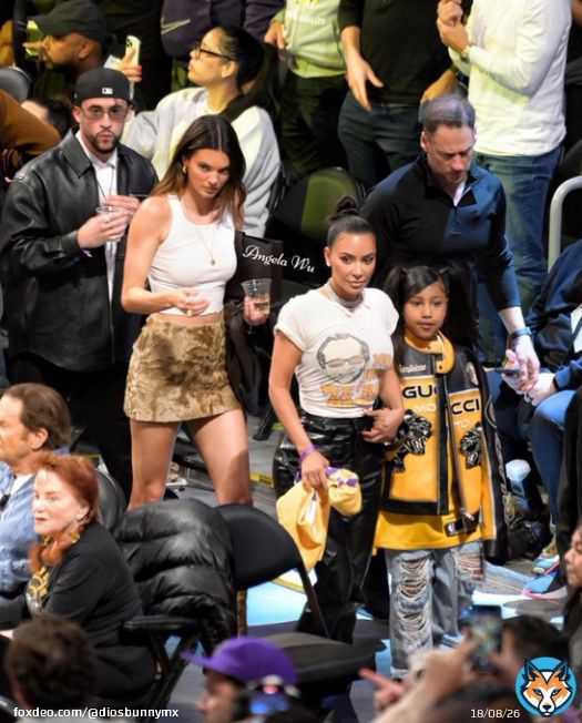 Bad Bunny, Kendall Jenner, Kim Kardashian y North West anoche en el juego de los Lakers.