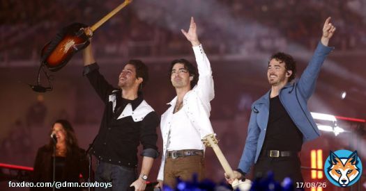Jonas Brothers rock Thanksgiving halftime performance &mdash; a year later than Cowboys hoped