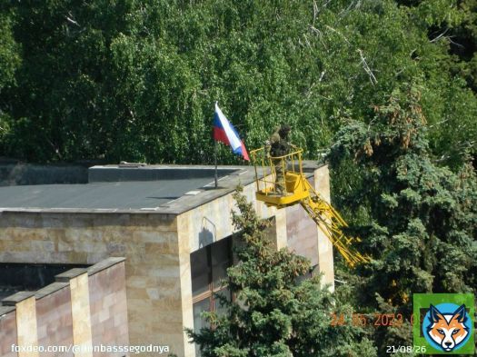 Армия ДНР вошла в Светлодарск  &laquo;Со здания горсовета снят украинский флаг. На фото военнослужащий Народной милиции ДНР на главной площади Светлодарска&raquo;, &mdash; сообщает Дамбиев со ссылкой на местных жителей.