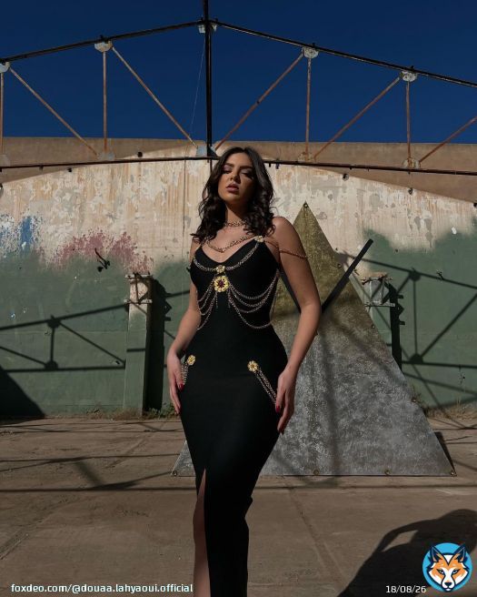 SECOND LOOK OF DINI M3AK&rsquo;s MUSIC VIDEO \u26a1\ufe0f Dream team \ud83d\udd25\u26a1\ufe0fStylist : @othmanessahat Makeup: @camillepetrouvi Hair : @karimskalaa #douaalahyaoui #دعاء_لحياوي #dinim3ak #newhit #newsong #feat #versace