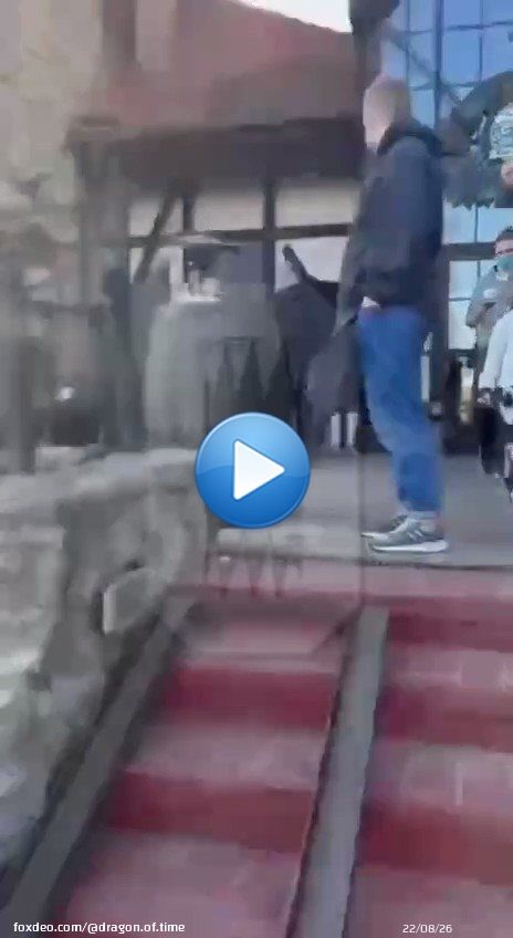 В Петербурге мужчина избил музыканта, потому что тот отказался играть военные песни на сцене. Его приняли (вы, наверное, поняли) за американца. Это  произошло у ресторана &laquo;Карл и Фридрих&raquo;.