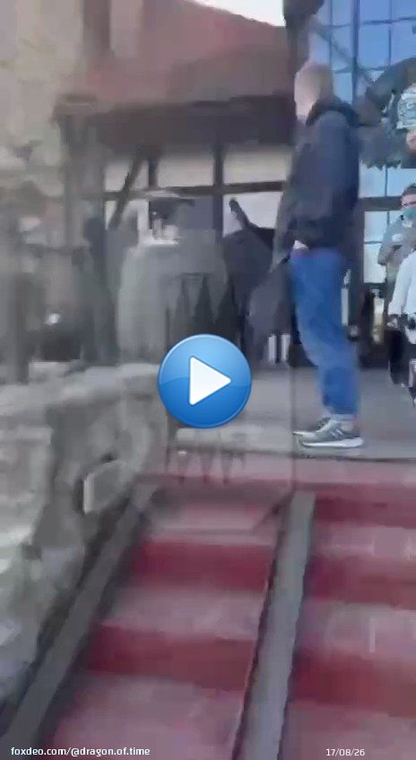 В Петербурге мужчина избил музыканта, потому что тот отказался играть военные песни на сцене. Его приняли (вы, наверное, поняли) за американца. Это  произошло у ресторана &laquo;Карл и Фридрих&raquo;.