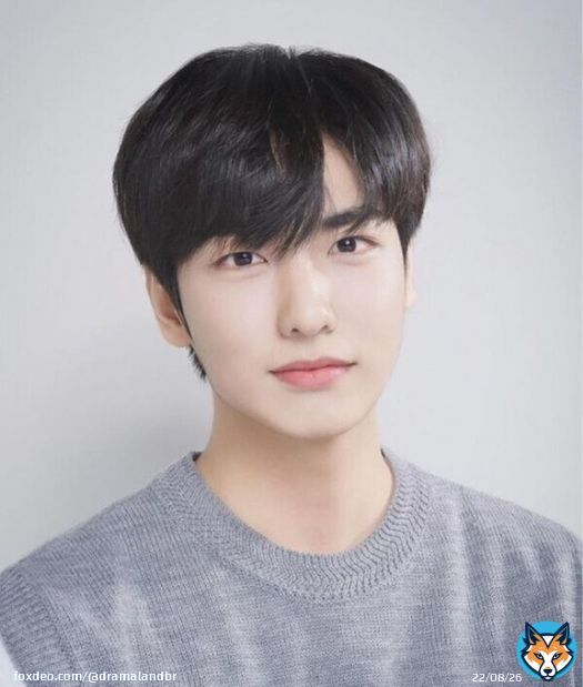 | Infelizmente o ator e idol #LeeJiHan faleceu durante a trag&eacute;dia de Itaewon, a informa&ccedil;&atilde;o foi confirmada pela ag&ecirc;ncia 935 Entertainment em nota.  Ele estava escalado para o drama #TheSeasonOfKkokDu da MBC.  Nossas sincerass condol&ecirc;ncias aos familiares, amigos e f&atilde;s do artista.