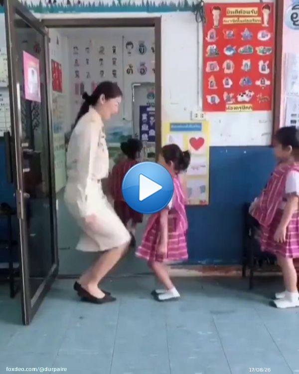 En Thaïlande, pour commencer la journée, cette maîtresse d'école a institué un petit rituel avant de rentrer en cours !