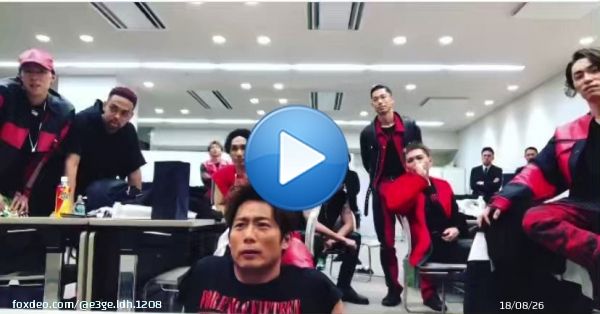 BoyzIIMen&times;EXILE ATSUSHIといえば、前にMステでコラボがあった時にそれを楽屋で見守るEXILE(撮影･投稿：黒木啓司)が好きすぎてこれを思い出したので啓司さん見てますかという気持ちで泣いてしまった 今日もみんな下でこんな感じで見守ってたのかな&hellip;  #POWChristmasSpecial  #EXILE
