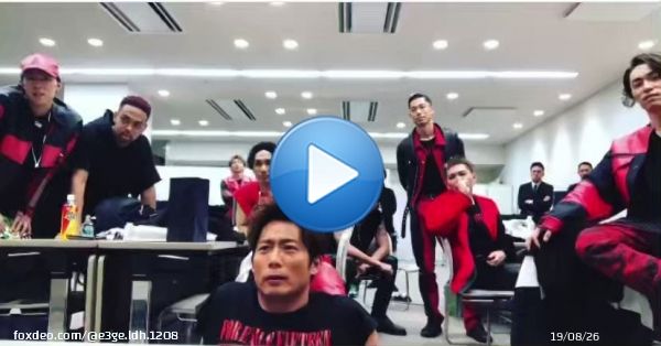 BoyzIIMen&times;EXILE ATSUSHIといえば、前にMステでコラボがあった時にそれを楽屋で見守るEXILE(撮影･投稿：黒木啓司)が好きすぎてこれを思い出したので啓司さん見てますかという気持ちで泣いてしまった 今日もみんな下でこんな感じで見守ってたのかな&hellip;  #POWChristmasSpecial  #EXILE
