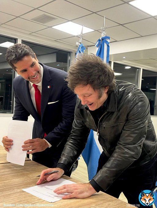 | Javier Milei como Donald Trump y Nayib Bukele, firm&oacute; la Carta de Compromiso para Erradicar la Trata Sexual Infantil y el Tr&aacute;fico de &Oacute;rganos de Ni&ntilde;os y J&oacute;venes del movimiento Sound of Freedom de Eduardo Verastegui..  &iquest;Apoyas esta medida hist&oacute;rica?