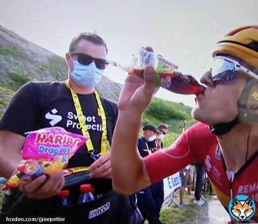 Er det bare jeg som synes det er litt over snittet g&oslash;y at fyren med vingummi-ansvar i @UnoXteam-leiren, er ikledd t-skjorte med &laquo;sweet protection&raquo;? #2tdf #tourmanager #LeTour #esnsykkel #2sykkel #TDF2023
