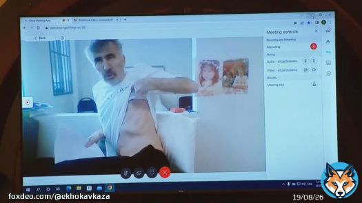 Михаил #Саакашвили показал суду, насколько он похудел в больнице. Ранее сообщалось, что у экс-президента подтверждена тяжелая степень кахексии &mdash; угрожающе быстрая потеря веса.   Подписывайтесь на наш телеграм-канал: