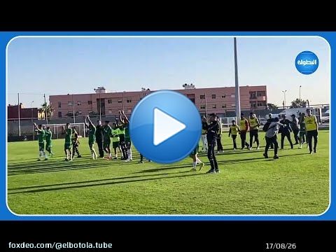 تحية لاعبي الرجاء للجماهير بعد الانتصار على حسنية أكادير #الرجاء_الرياضي