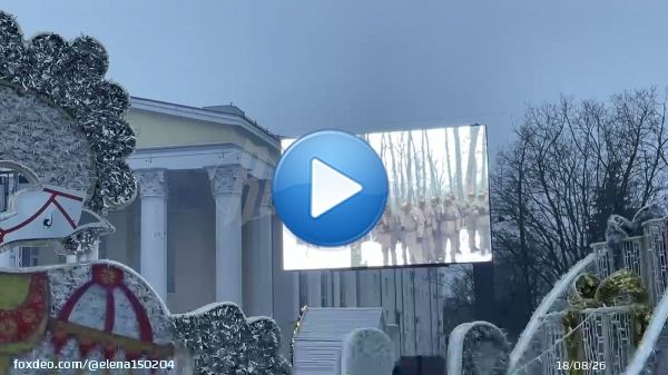 В моем областном Белгороде зажгли праздничную елку &mdash; в приграничном городе население весело встречает приближающийся Новый год.  И у меня был твит сегодня , что Дед Мороз приехал на елку на БТР. Мой любимый и часто обстреливаемый Белгород, мираи счастья тебе и твоим жителям!