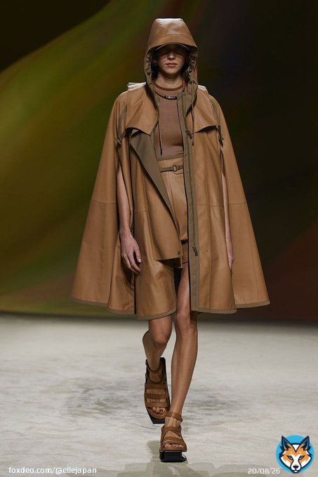 【2023春夏パリコレレポ】「エルメス」のショー会場に飾られたのは、大きな砂丘。ここ数シーズン継続している、アウトドアやスポーティな要素を「エルメス」流のエレガンスに落とし込んだスタイルが今季も際立った。
