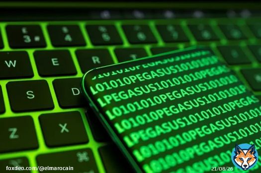 قال مسؤول في واتساب اليوم الجمعة إن شركة 'باراغون سولوشنز' الإسرائيلية لبرامج التجسس استهدفت عشرات المستخدمين من بينهم صحفيون وأعضاء بالمجتمع المدني. وأضاف المسؤول أن واتساب، التابعة لشركة 'ميتا'، أرسلت خطابا إلى باراغون بعد عملية الاختراق تطلب منها نها الكف عن ذلك. وقالت شركة واتساب في بيان إنها 'ستواصل الدفاع عن القدرة على التواصل بخصوصية'، بينما امتنعت شركة باراغون عن التعليق. وقال المسؤول في واتساب لرويترز إن الشركة رصدت محاولة اختراق استهدفت نحو 90 مستخدما لمنصتها. كما رفض المسؤول عن تحديد هوية المستهدفين أو مكانهم، وقال فقط إن الأهداف شملت