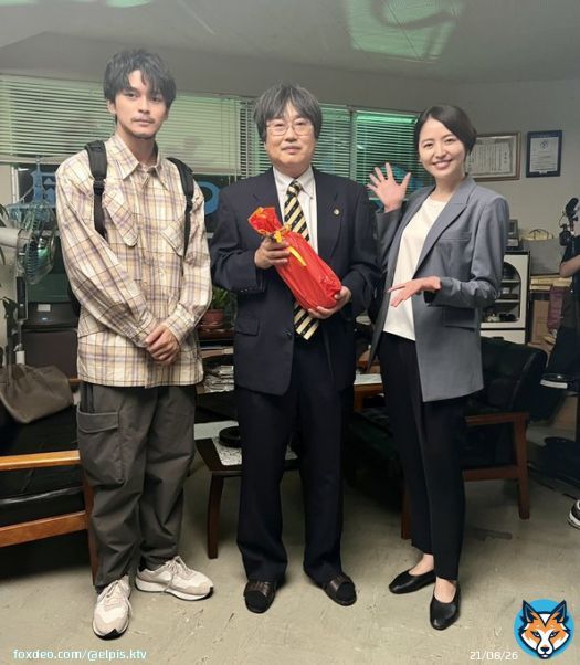 監督が「もっと撮っていたかった」と言っていた木村弁護士のアップ。 記念品はお花ではなくてお酒にしました。  #エルピス