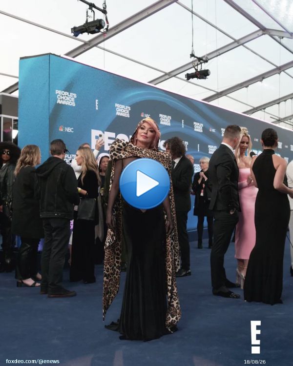 One word for Shania Twain at the #PCAs : iconic