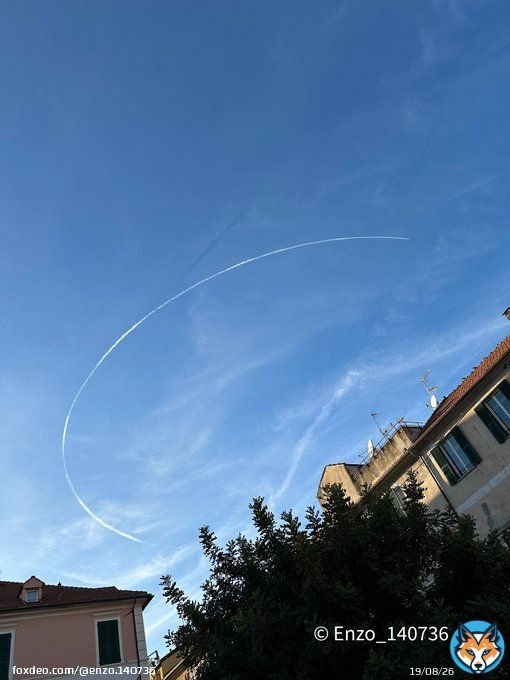 I forgot my cell phone at home&hellip;  My sky #contrail  #blusky #sky #landscape #photography #italy #naturephotography #travel #clouds #picoftheday #love #photooftheday #sunset #blu #italia #like #instagram #travelphotography #blue #photo #sunnyday#naturelovers