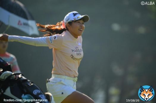 朝から元気いっぱいの菅沼菜々プロ。  （後ろのセキ・ユウティンプロが驚いてないか。）  #菅沼菜々 #日本女子オープン