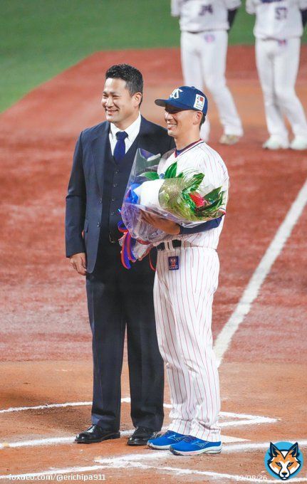 嶋さんへのサプライズ花束贈呈役は日本一バッテリーの田中将大投手でした まーくんの名前がアナウンスされた瞬間の顔を覆って膝に手をつく嶋さん #swallows #嶋基宏 #田中将大