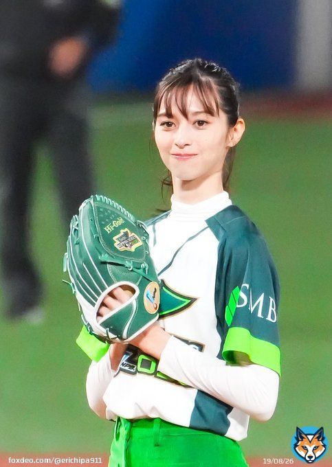 中条あやみさん顔小さすぎて肉眼で見ても可愛かったけど撮れた写真見て無加工の状態ですでに発光しててびっくりした