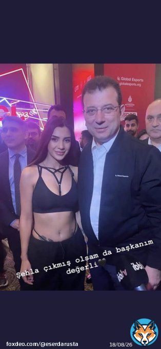 Sol fotoğrafta ki adam, sağ taraftakine istifa et diyor.