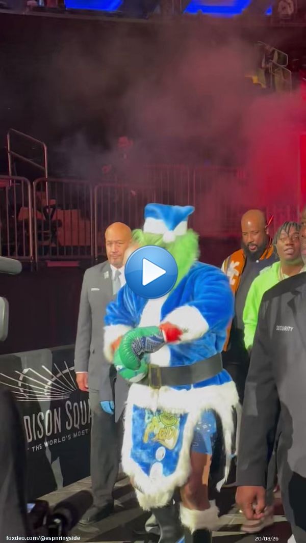 Jared Anderson with the holiday entrance #LopezMartin