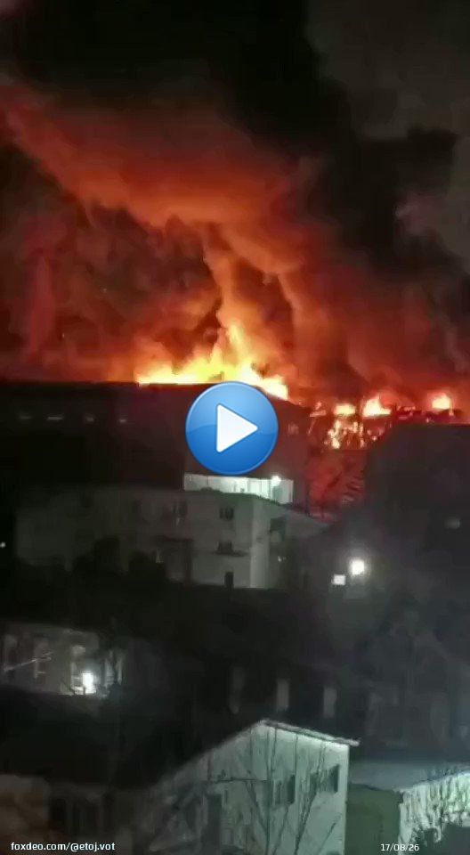 На складах во Владивостоке мощный пожар  Огонь распространился более чем на 1000 кв. метров. По данным СМИ, на мете ЧП работают спасатели. Информации о пострадавших нет.