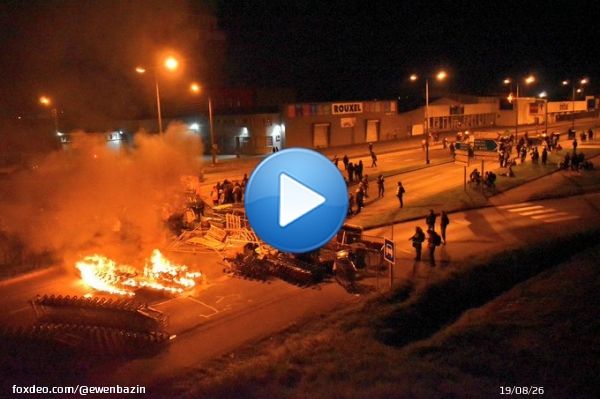 La route est compl&egrave;tement bloqu&eacute;e , quelques voitures de police encadrent les lieux   #grevedu7mars #greve7mars