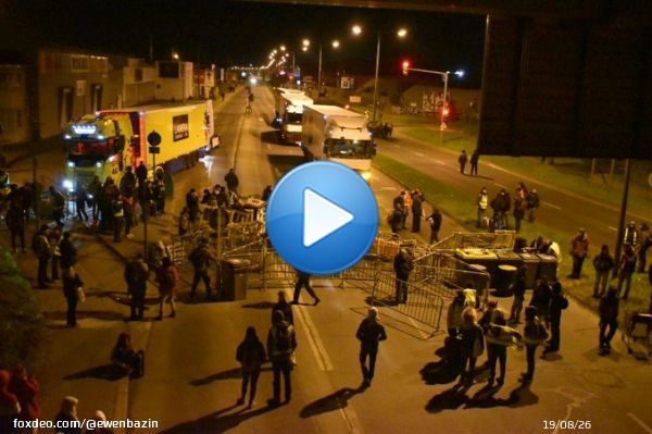 Les &eacute;tudiants dispersent poubelles et barricades sur plusieurs routes environnantes  Des bouchons se cr&eacute;ent de chaque c&ocirc;t&eacute; de la route de Lorient, &agrave; #Rennes  #grevedu7mars #greve7mars #GreveGenerale