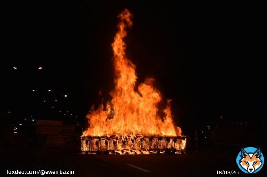 Un feu a &eacute;t&eacute; allum&eacute; sous le pont menant &agrave; la rocade nord de #Rennes   #grevedu7mars #greve7mars