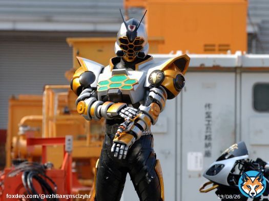 夏木花が変身する仮面ライダーアギレラ \ud83d\udc1dは2006年のカブトの仮面ライダーザビー以来のオリジナル蜂モチーフライダーと言う事になる \u2728 #仮面ライダーカブト #仮面ライダーリバイス