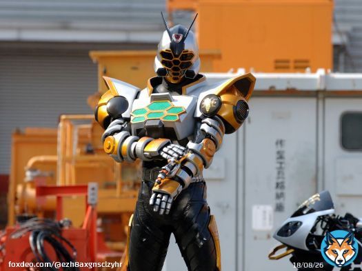 夏木花が変身する仮面ライダーアギレラ \ud83d\udc1dは2006年のカブトの仮面ライダーザビー以来のオリジナル蜂モチーフライダーと言う事になる \u2728 #仮面ライダーカブト #仮面ライダーリバイス