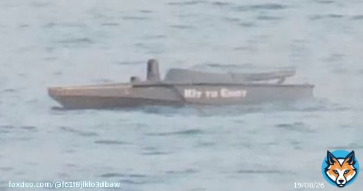'Кот и енот' vs 'Приазовье'.   У катера, который атаковал российский военный корабль 'Приазовье' в Черном море, как оказалось, есть название.   Оно выполнено белой краской и по-украински звучит 'Кіт та єнот'. Его можно различить на видео, которое опуорое опубликовало минобороны РФ.
