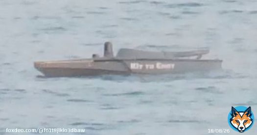 'Кот и енот' vs 'Приазовье'.   У катера, который атаковал российский военный корабль 'Приазовье' в Черном море, как оказалось, есть название.   Оно выполнено белой краской и по-украински звучит 'Кіт та єнот'. Его можно различить на видео, которое опуорое опубликовало минобороны РФ.