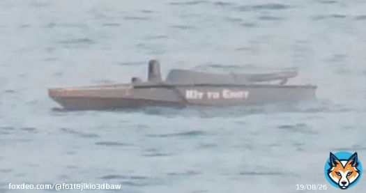 'Кот и енот' vs 'Приазовье'.   У катера, который атаковал российский военный корабль 'Приазовье' в Черном море, как оказалось, есть название.   Оно выполнено белой краской и по-украински звучит 'Кіт та єнот'. Его можно различить на видео, которое опуорое опубликовало минобороны РФ.
