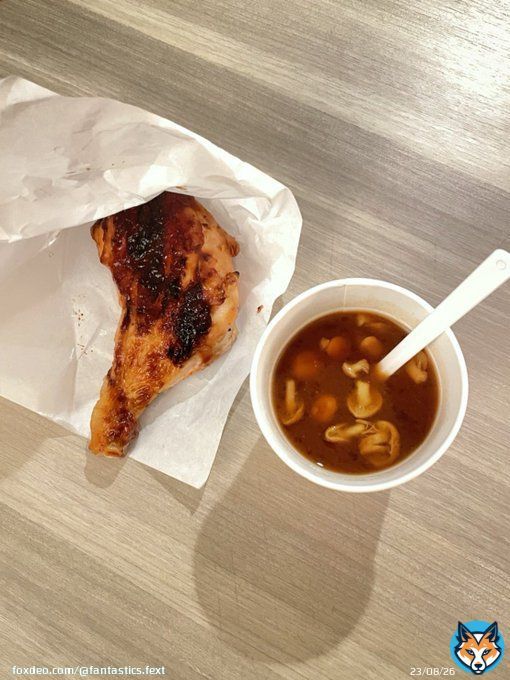 めりくりいゔ〜\u2661 街中はクリスマスムードでニヤけちゃう  僕も味わうぞぃ  ローストチキンとなめこ汁っ  ふたりともお似合いだよ  レイヤのいゔ幸せ  れいや