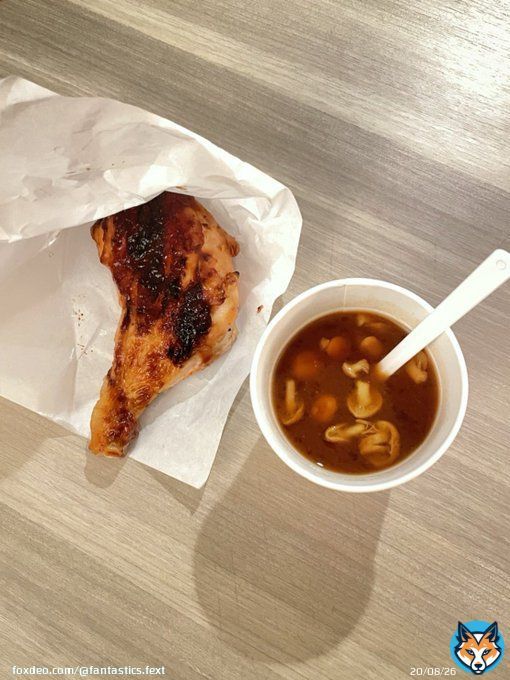 めりくりいゔ〜\u2661 街中はクリスマスムードでニヤけちゃう  僕も味わうぞぃ  ローストチキンとなめこ汁っ  ふたりともお似合いだよ  レイヤのいゔ幸せ  れいや