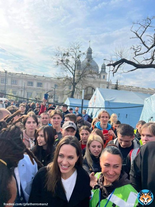 #AngelinaJolie is meeting people from the evacuation train that arrived to #Lviv, #Ukraina #Україниа #Львів #Lw&oacute;w #Lviv